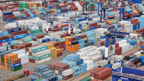 Chinese E-Commerce Exports Plummet in Face of Tariffs, Despite Rise in Sales to EU