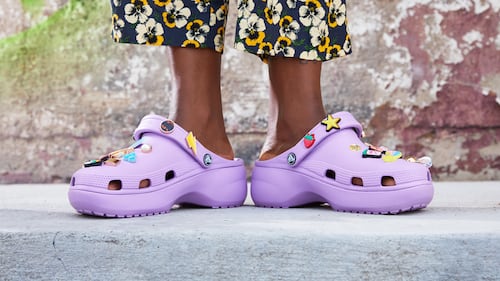 Crocs Shares Slump 30% Amid Tariffs and Decline of ‘Ugly Shoe’ Trend